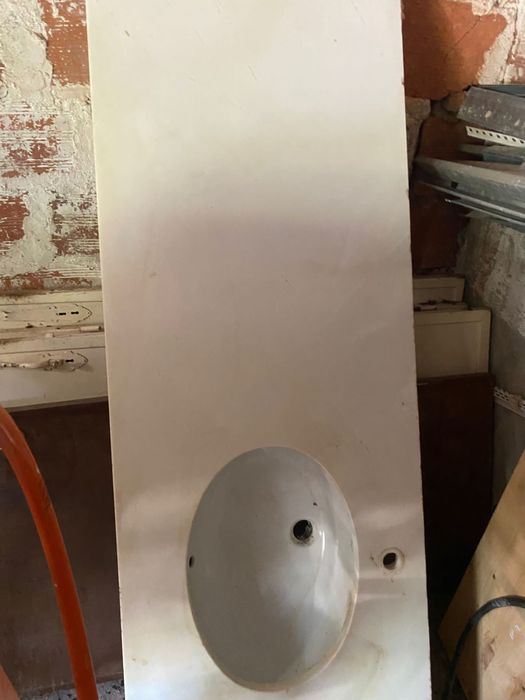 Bancada de pedra com lavatório