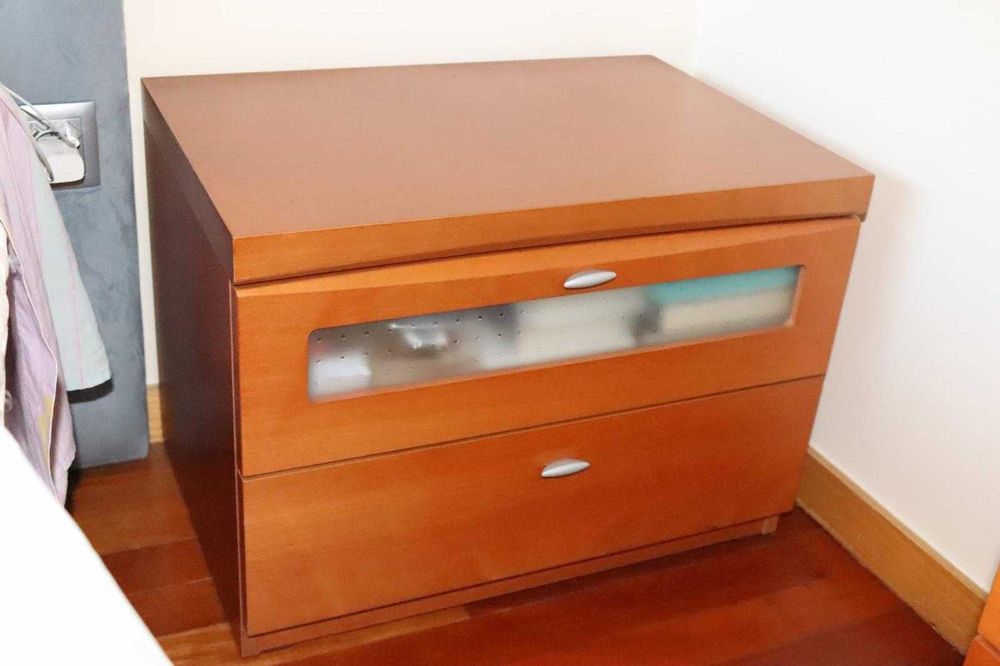 Vendo cómoda + espelho e 2 mesinhas de cabeceira
