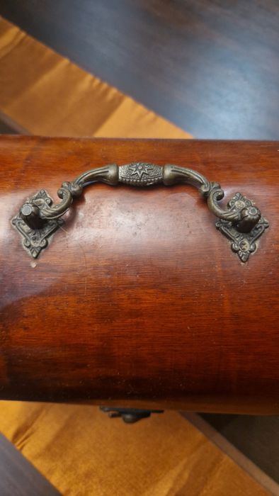 Baú de madeira decorativo.