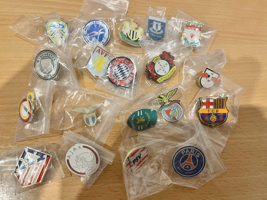 19 x odznaka klubów piłkarskich
