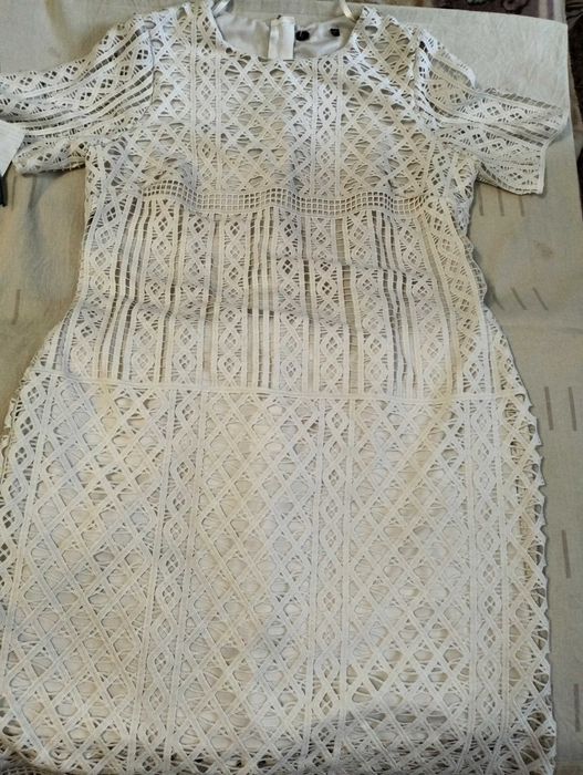 Продам жіночу білу ажурну гіпюрову сукню.