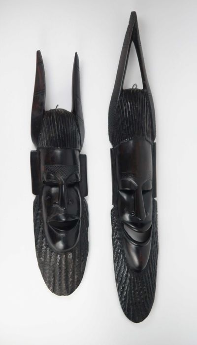 2 Mascaras de suspensão em madeira Africana 53 cm