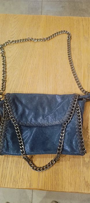 Granatowa torebka z łańcuszkiem