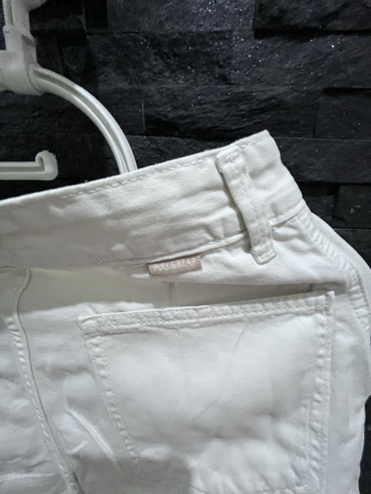 Białe spodnie marki Pull & Bear w rozmiarze roz 34