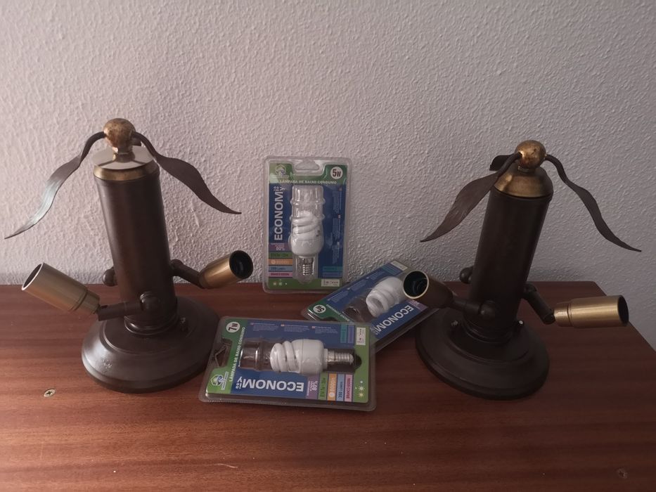 Dois candeeiros de teto