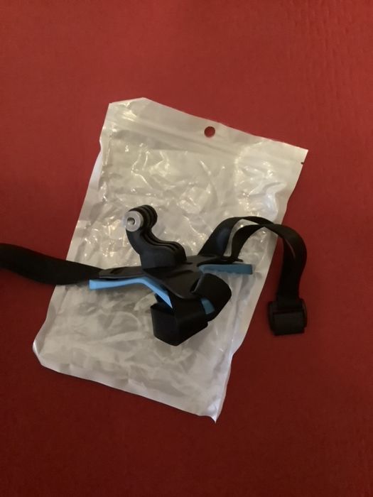 Acessório Gopro (NOVO) para capacete de mota em preto e em azul.
