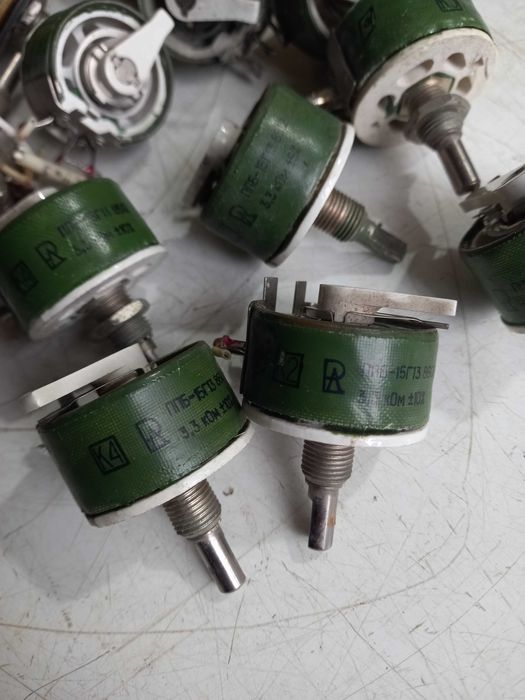 Переменные резисторы ППБ-15Г 3.3кОм.   10кОм.