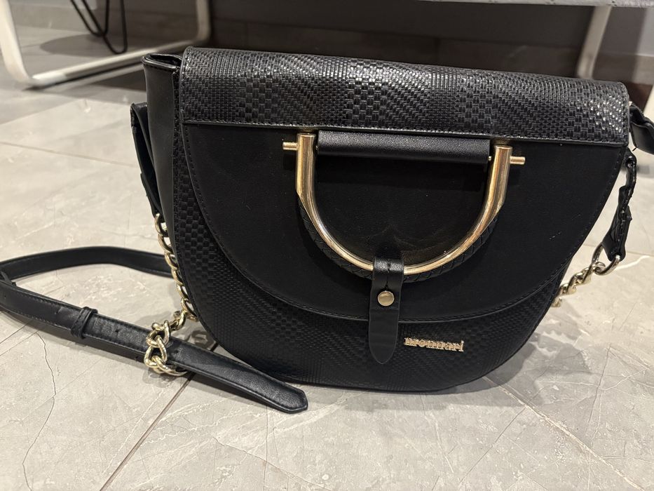 czarna torebka Monnari jodełka złoto klasyka elegancja