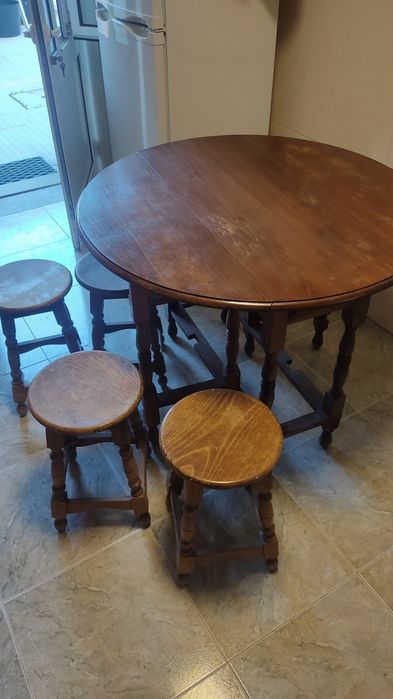 Mesa de madeira e bancos
