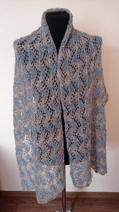 Szal ażurowy robiony na drutach