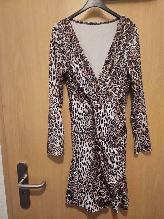 Sukienka welurowa w pantrkę