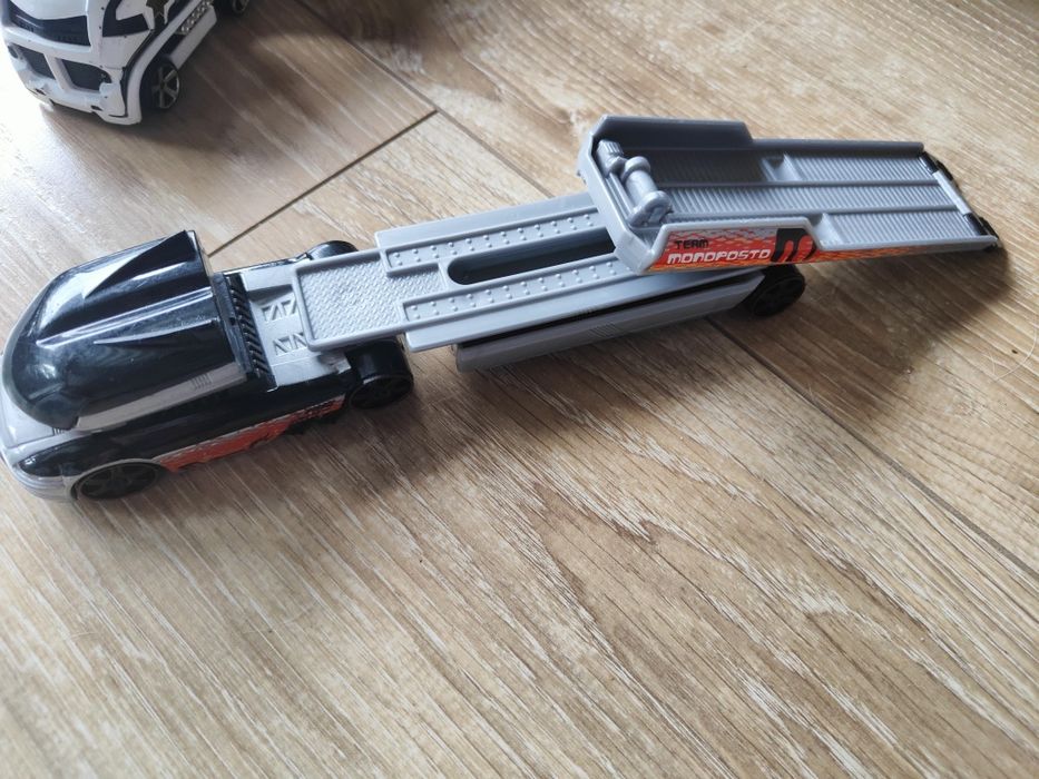 Zabawki 3 ciężarówki  hotwheels