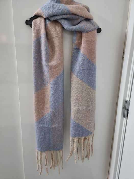 Cachecol fofo azul, bege e rosa