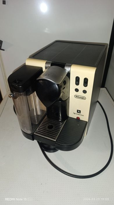 Капсульна кофемашина delonghi