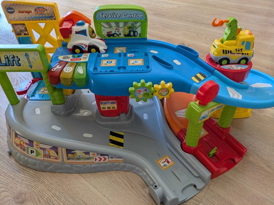 Garagem/Pista com 2 carros incluídos com sons e luzes para crianças