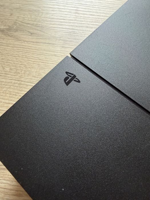 PlayStation 4 500 GB + 4 comandos + 13 jogos