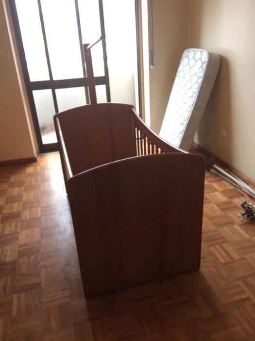 Cama  para bébé em madeira