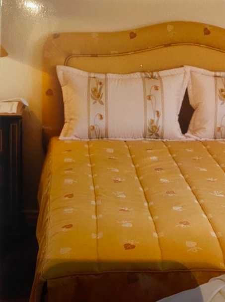 Colcha, cabeceira e 2 candeeiros