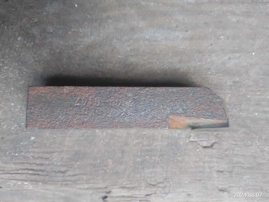 резец токарный..