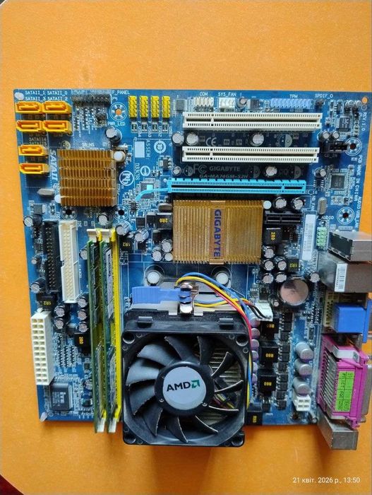 Комплект MB GIGABYTE GA-MA74GM-S2H + процесор AMD Athlon 64 X2 5200 з кулером + 2 планки ОЗУ