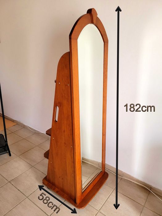 Móvel com espelho grande com 3 compartimentos atrás em madeira maciça