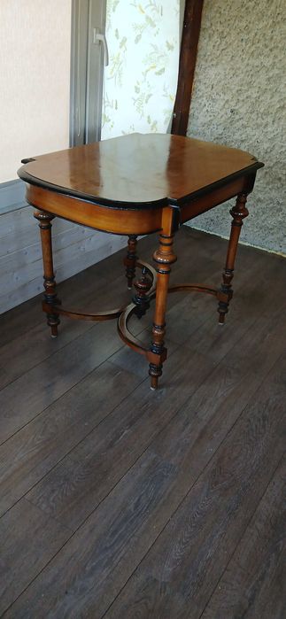 Stół kawowy w stylu eklektycznym