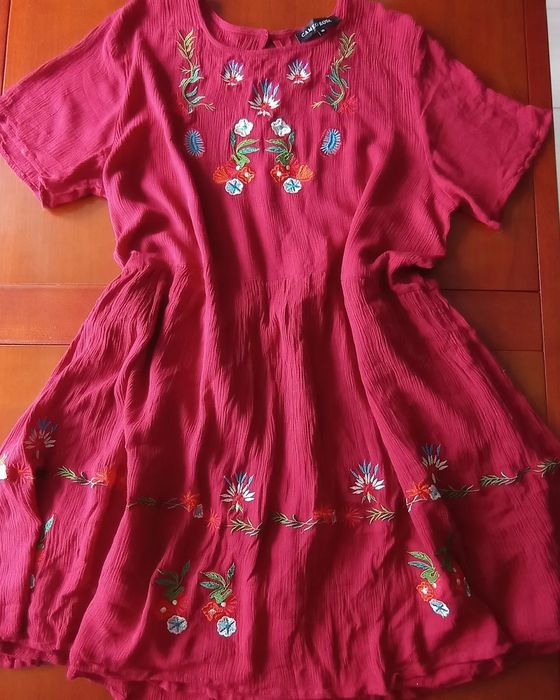 Неповторна вишита сукня Cameo Rose від New Look, темно-червона