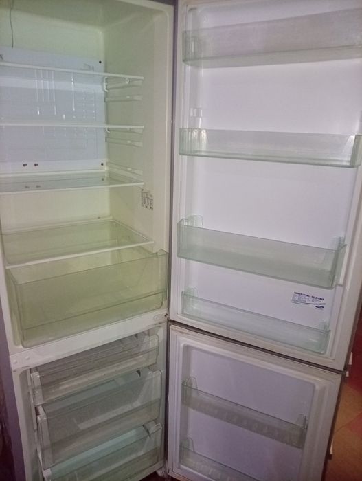 Двухкамерный холодильник Samsung (серебристый)