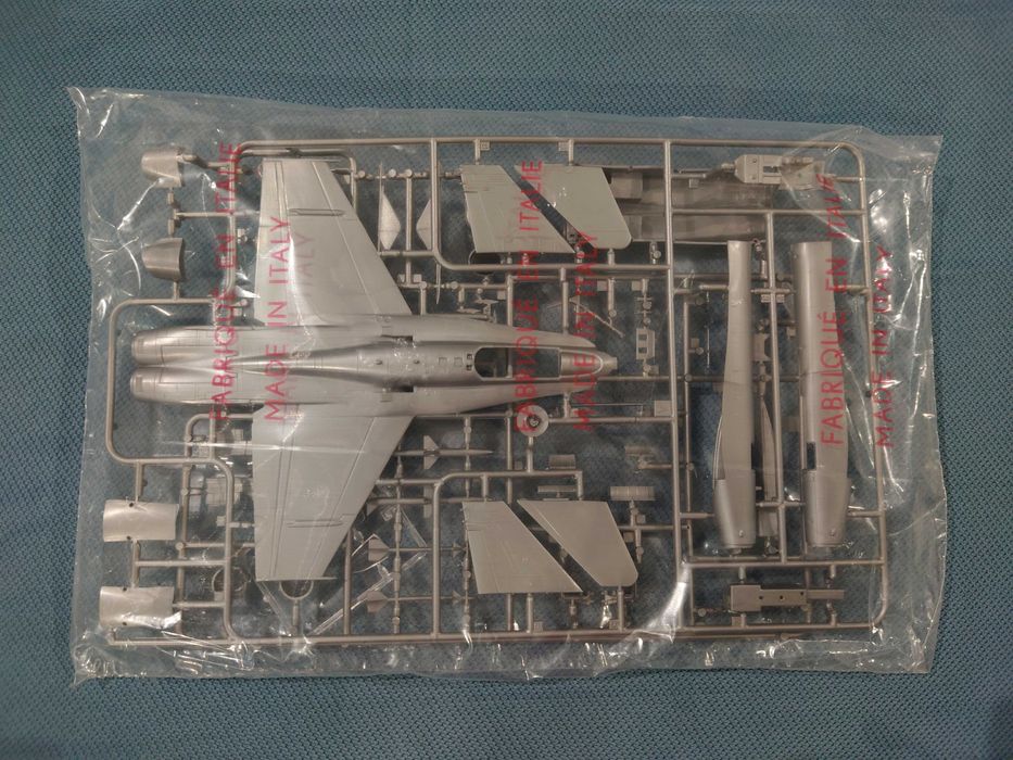 Сборная модель самолета CF-18 CANADAIR от ESCI (1:72)