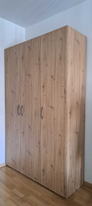 Szafa 3 drzwiowa w naturalnej okleinie dębowej.