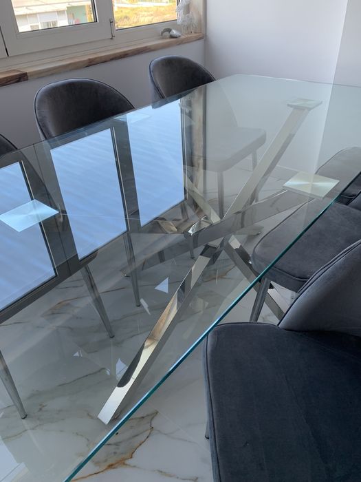 Vendo mesa e 6 cadeiras em veludo cinza tudo como novo