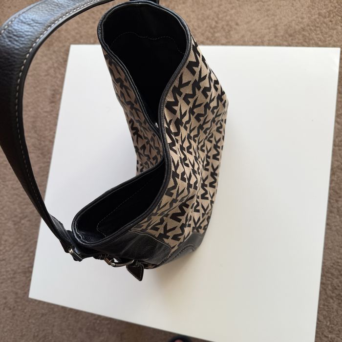 Сумка Michael Kors Signature Shoulder Bag coach