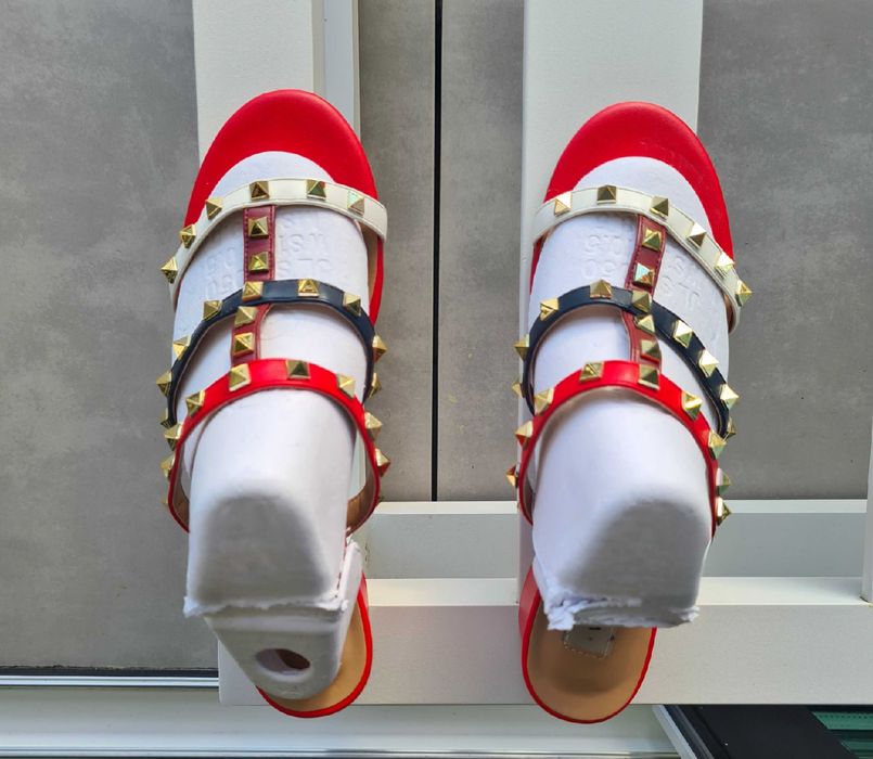 Sandálias Valentino tam.40 com tachas vermelhas salto médio
