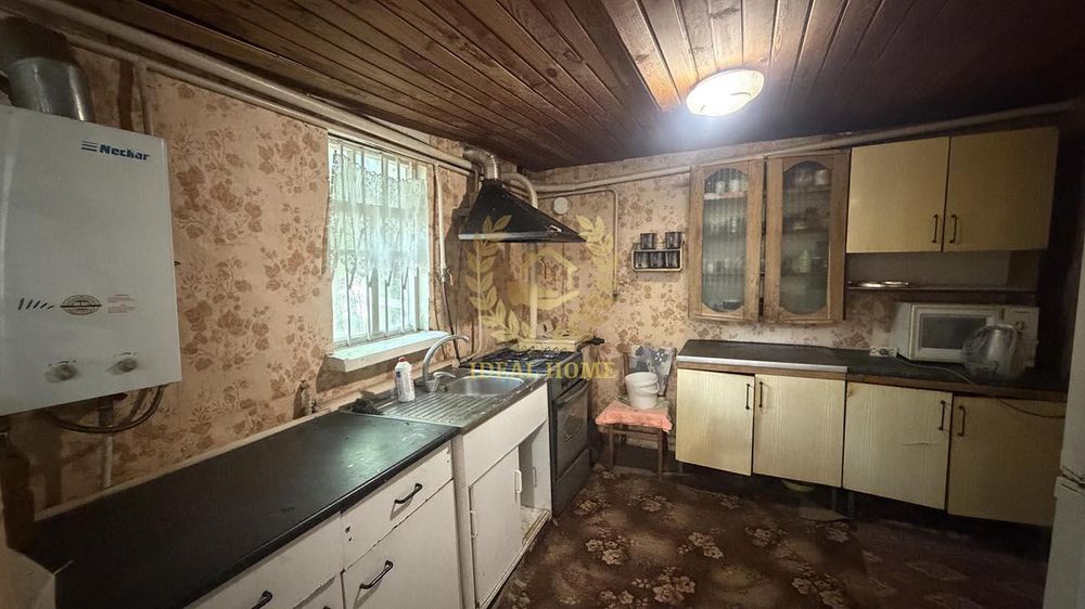 Продам будинок із земельною ділянкою в центрі селі Фасова