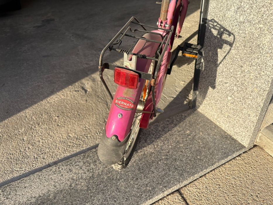 Bicicleta rosa infantil