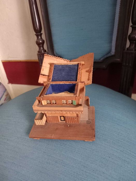 Casinha tipo Chalé em madeira publicidade às Pedras Salgadas