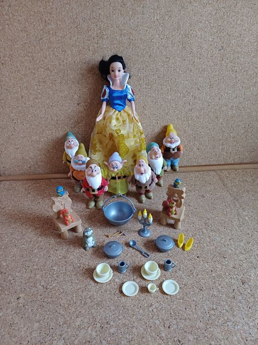 Branca de neve e os sete anões. 
Disney.