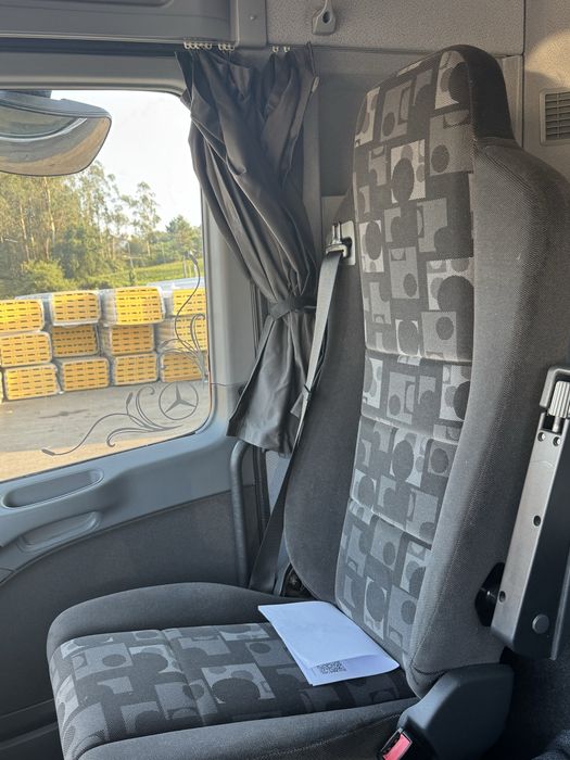 Camiao mercedes com grua