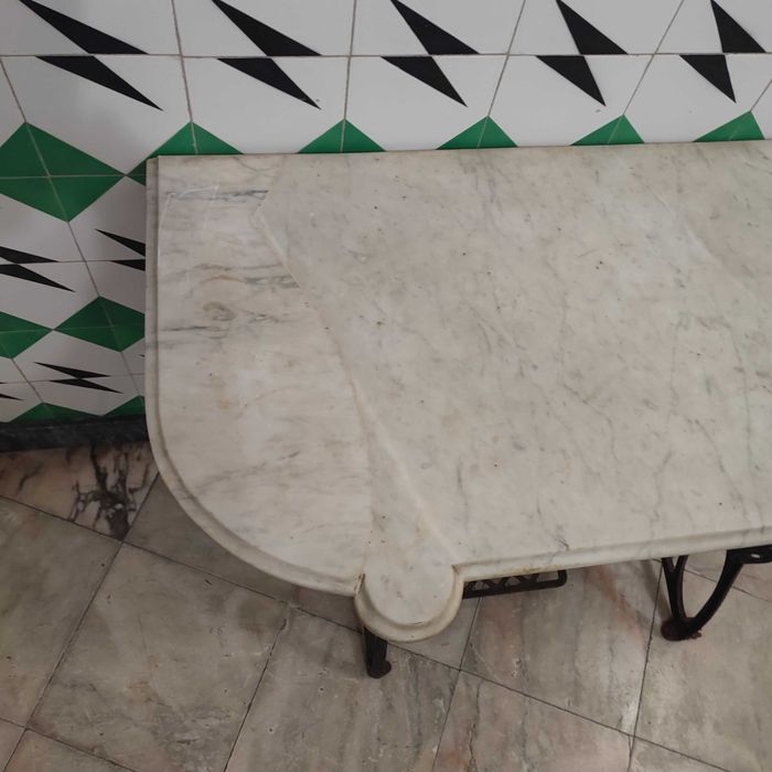 Mesa de ferro com tampo de mármore ( antiga máquina de costura)