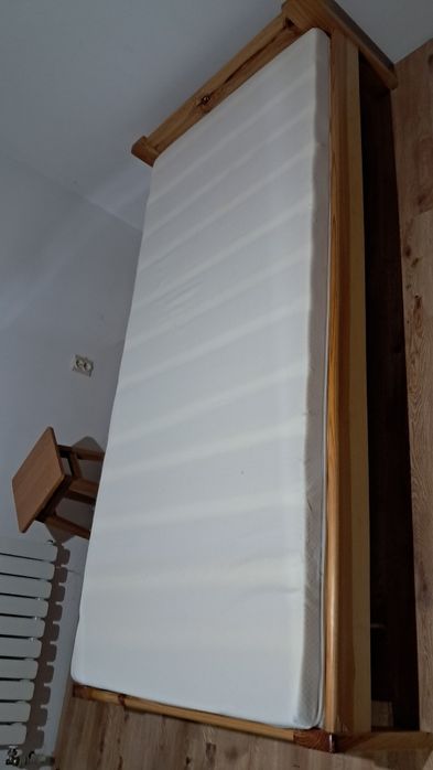 Łóżko sosnowe plus materac 90 bardzo mało uzywane