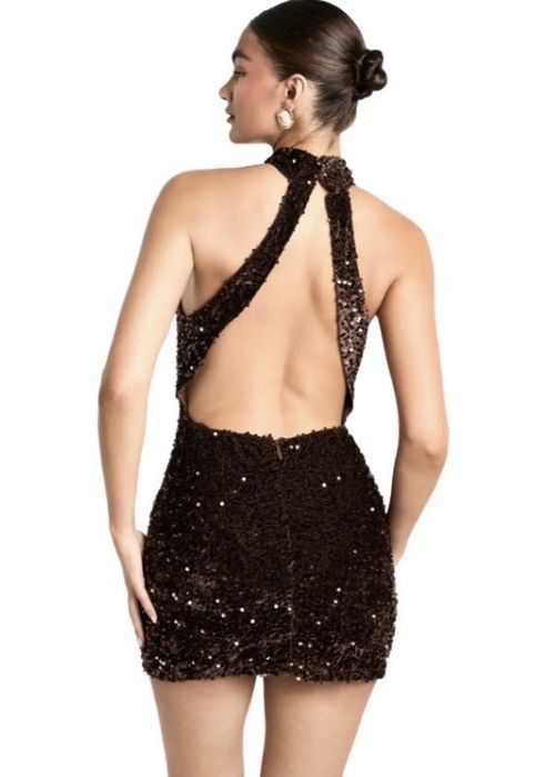 Czekoladowa sukienka z cekinami i wyciętymi plecami