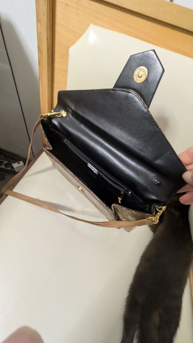 Wężowa torebka i 'kopertówka" w jednym. "