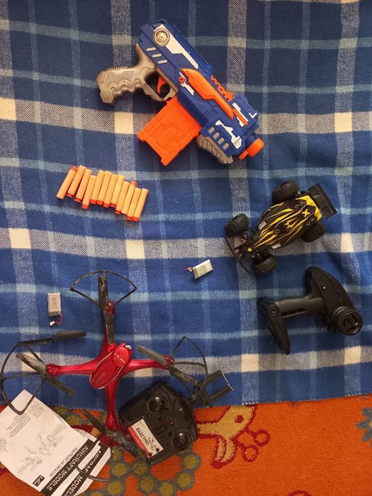 Uszkodzone zabawki: pistolet, dron, autko sterowane.