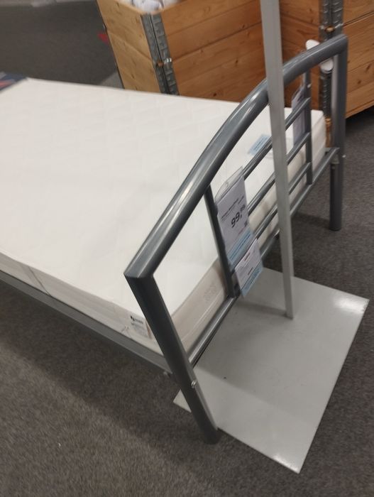 Łóżko z metalu o wymiarach 90 na 200 cm.