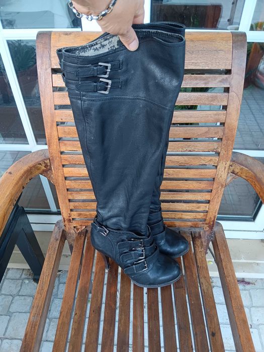 Botas de salto e cano alto em pele da Aldo