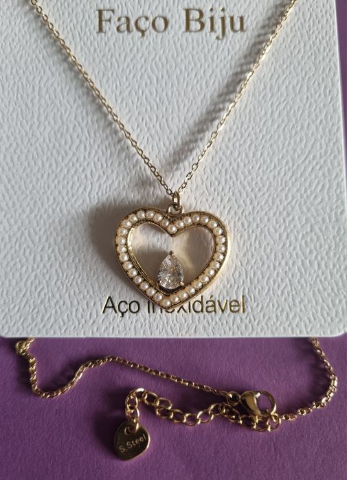 Colar dourado, em aço, com coração rodeado de micropérolas.