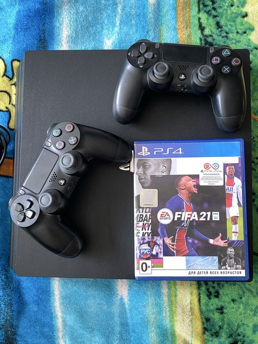 Ps4 Pro 1TB + два геймпада в отличном состоянии