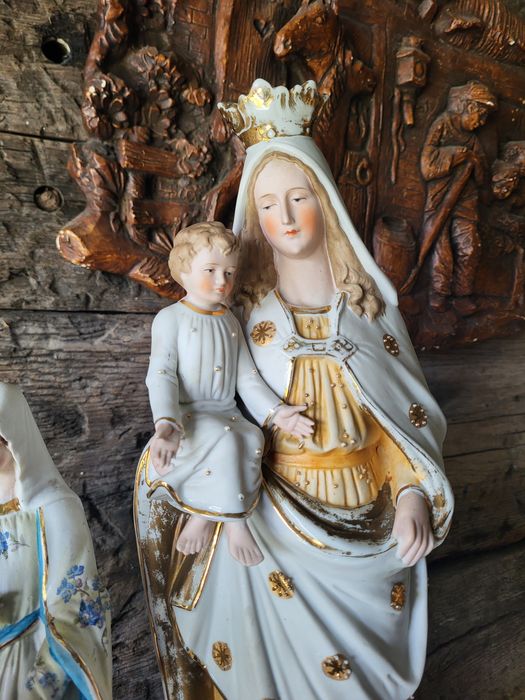 Maryja Królowa figurka z biskwit  Matka Boża