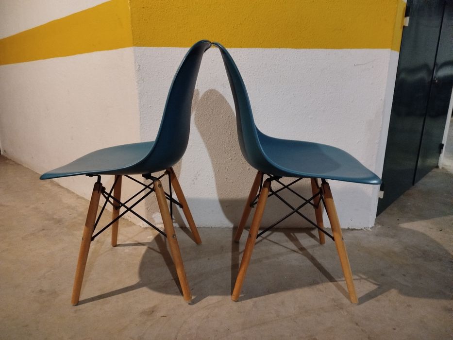 2 cadeiras estilo Eames dsw