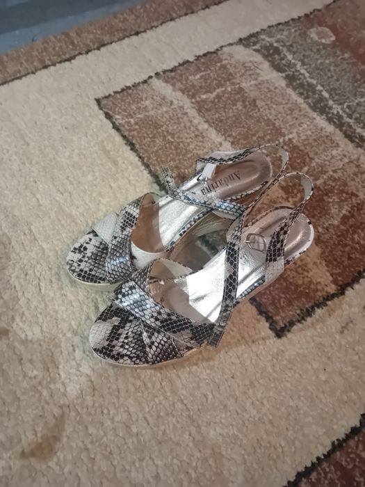 Buty damskie na koturnie